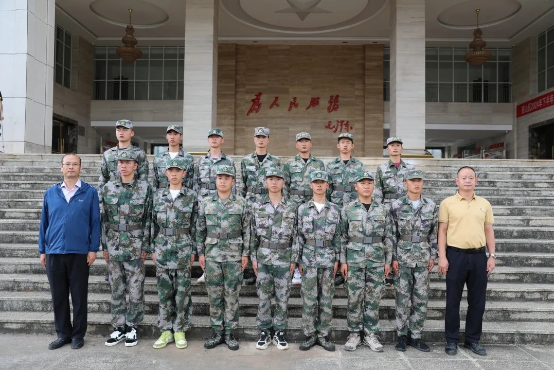 金年金字招牌诚信至上领导赴预定新兵役前训练基地慰问学生