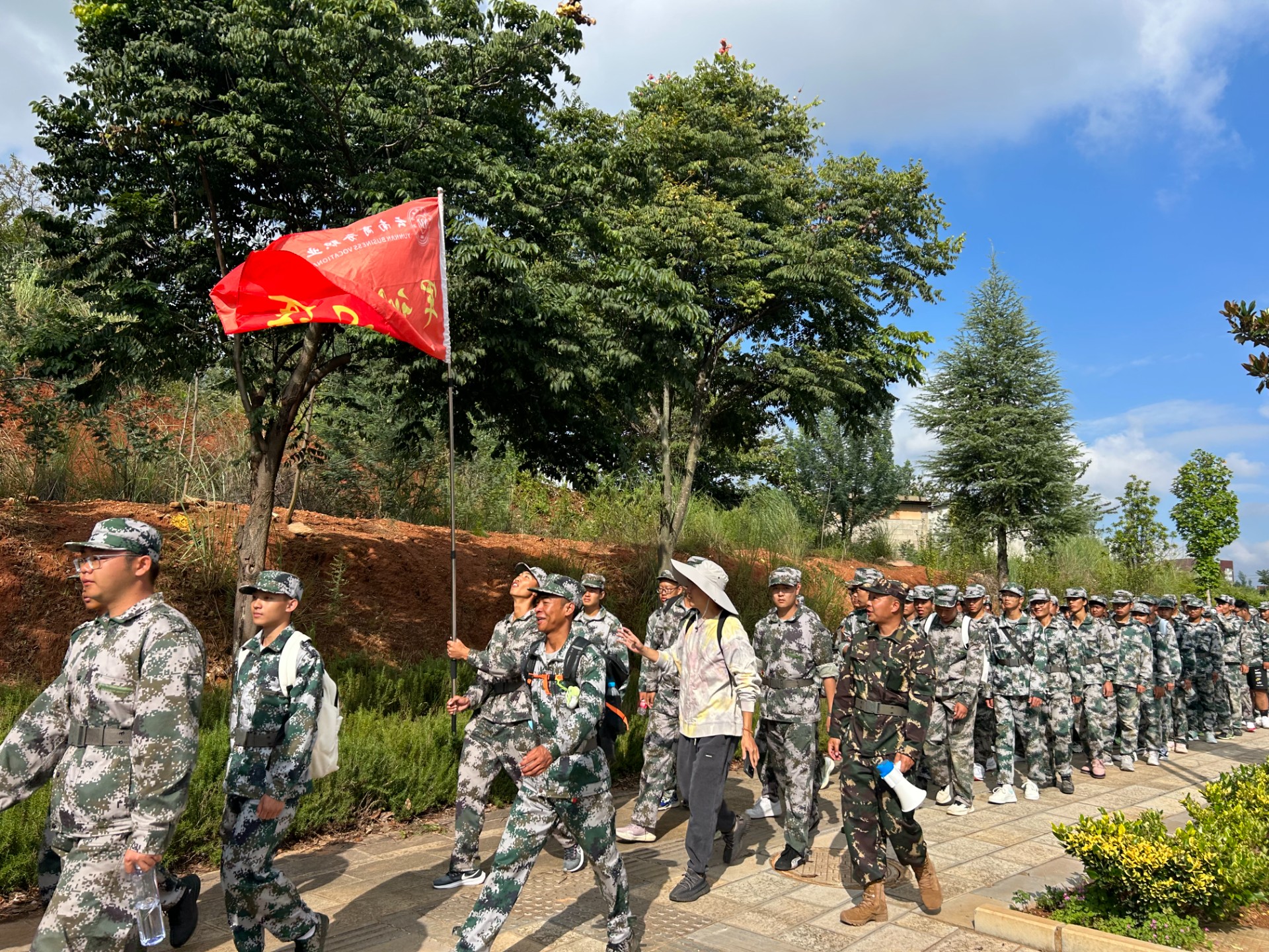 金年金字招牌诚信至上开展 2024 年学生军训野外拉练活动