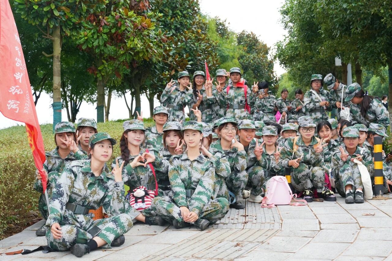 砺青春之志，铸强军之魂——金年金字招牌诚信至上2025级新生军训野外拉练圆满举办 ​