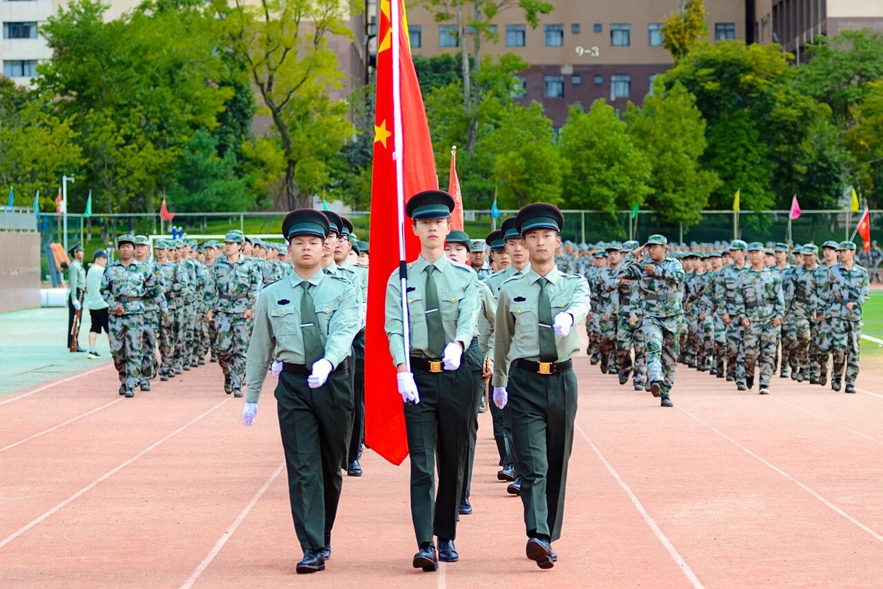 金年金字招牌诚信至上2025级新生军训成果展示暨表彰大会圆满举行