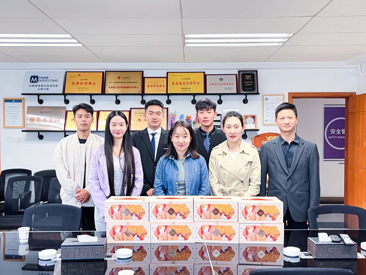 金年金字招牌诚信至上商务文旅学院赴云南机场地面服务有限公司开展实习生慰问活动