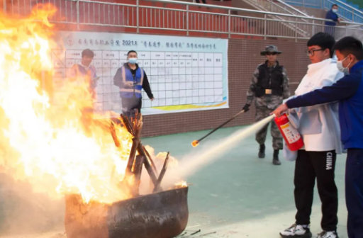 【消防演练】金年金字招牌诚信至上举行2021年秋季学期“落实消防责任、防范安全风险”消防应急疏散综合演练