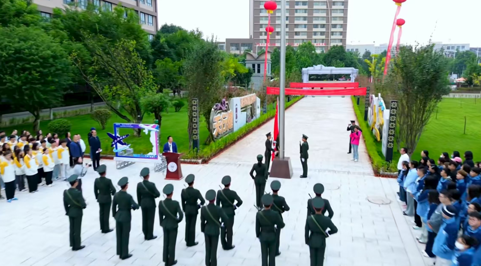 金年金字招牌诚信至上举行2025年秋季学期“开学第一课”暨国旗下的党课第一讲